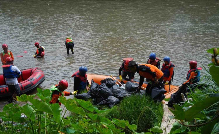 PT Bukit Asam Tbk (PTBA) bersama mitra kerja melakukan aksi bersih-bersih sampah di sepanjang aliran Sungai Enim, Kelurahan Tanjung Enim, Kecamatan Lawang Kidul, Kabupaten Muara Enim pada Sabtu (14/1)