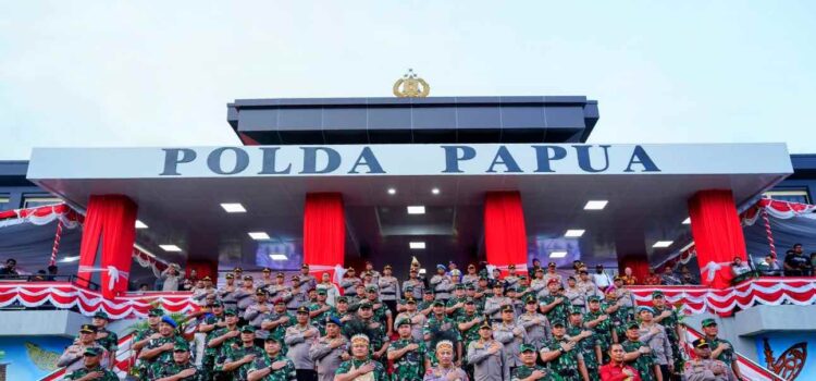 Kapolri Jenderal Listyo Sigit Prabowo, Panglima TNI Laksamana Yudo Margono hingga seluruh Kepala Staf TNI AD, AL dan AU meresmikan gedung baru Polda Papua, Minggu, (08/1/2023)