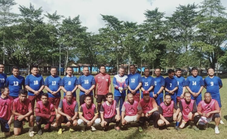 Laga Sepakbola Persahabatan anatara Pemkot Pagaralam dan Polres Pagaralam, Jumat (6/1/2022)