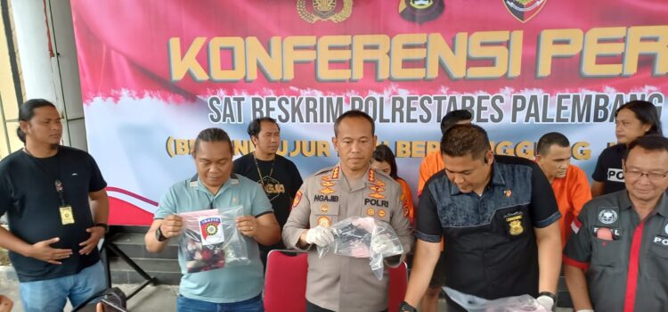 Unit Pidum dan Tekab 134 Sat Reskrim Polrestabes Palembang berhasil mengungkap dan menangkap 3 orang komplotan pemerasan dengan modus mengaku sebagai anggota Polri.