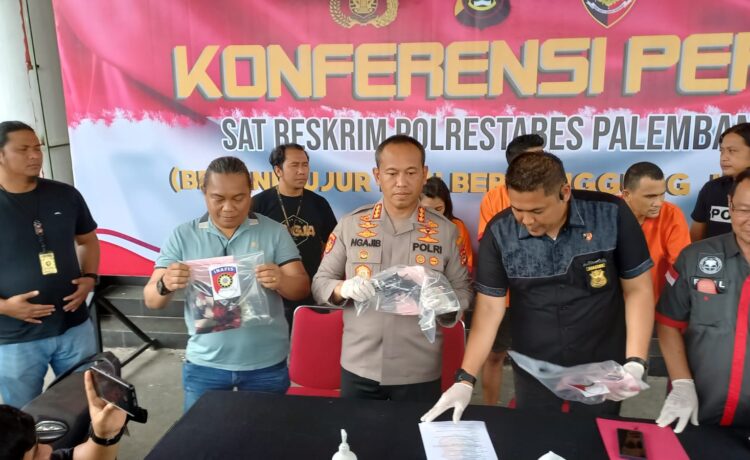 Unit Pidum dan Tekab 134 Sat Reskrim Polrestabes Palembang berhasil mengungkap dan menangkap 3 orang komplotan pemerasan dengan modus mengaku sebagai anggota Polri.