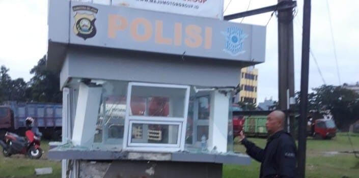 Kondisi pos polisi di Simpang Veteran usai ditabrak mobil pada Minggu (8/1/2023) dini hari