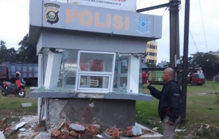 Kondisi pos polisi di Simpang Veteran usai ditabrak mobil pada Minggu (8/1/2023) dini hari