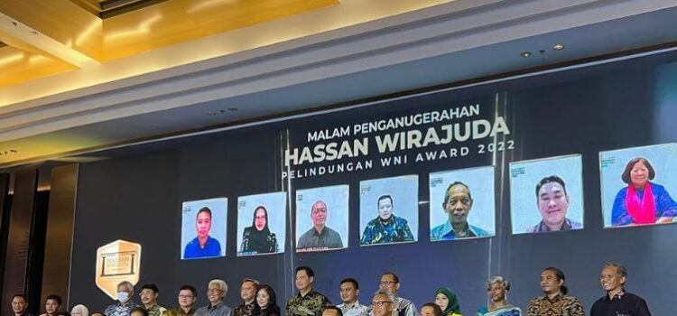 Menlu RI, Retno LP Marsudi memberikan penghargaan Hassan Wirajuda Pelindungan Award (HWPA) kepada 22 pegiat pelindungan WNI, Senin (9/1/2023)