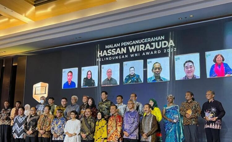 Menlu RI, Retno LP Marsudi memberikan penghargaan Hassan Wirajuda Pelindungan Award (HWPA) kepada 22 pegiat pelindungan WNI, Senin (9/1/2023)