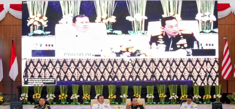 Kapolri Listyo Sigit Prabowo saat pengarahan kepada prajurit TNI-Polri Satgas Ops wilayah Sorong yang merupakan rangkaian kunjungan kerjanya di Tanah Papua bersama Panglima TNI Laksamana Yudo Margono beserta Kepala Staf Angkatan Darat, Angkatan Laut dan Angkatan Udara, Rabu (11/1/2023)