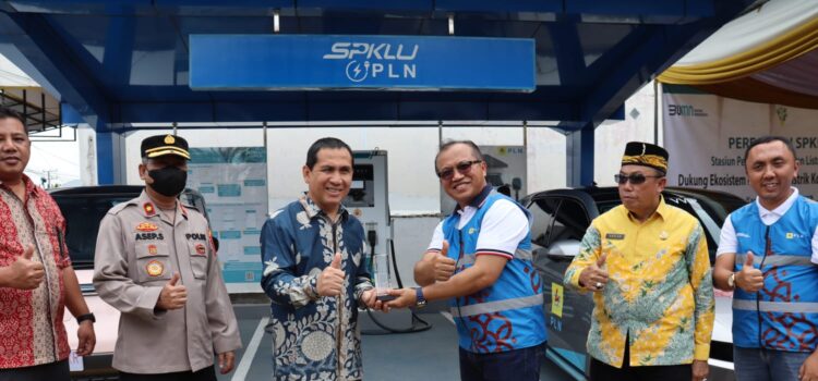 Walikota Lubuklinggau, Drs H SN Prana Putra Sohe MM didampingi, General Manager PLN UID S2JB, Amris Adnan, jajaran manajemen PLN serta Forkopimda Kota Lubuklinggau meresmikan SPKLU yang berlokasi di PLN ULP Lubuklinggau, Kamis, (12/1/2023)