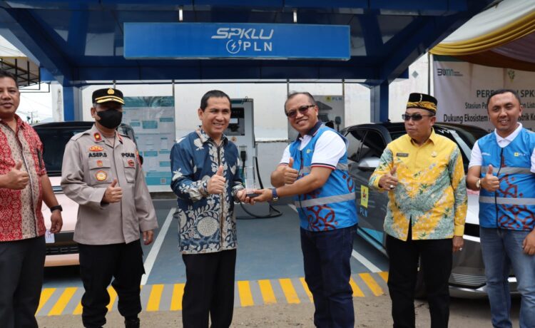 Walikota Lubuklinggau, Drs H SN Prana Putra Sohe MM didampingi, General Manager PLN UID S2JB, Amris Adnan, jajaran manajemen PLN serta Forkopimda Kota Lubuklinggau meresmikan SPKLU yang berlokasi di PLN ULP Lubuklinggau, Kamis, (12/1/2023)