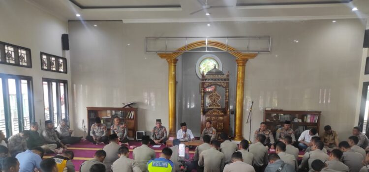 Personel Polres Pagaralam melaksanakan kegiatan pembinaan rohani dan mental (Binrohtal) di Masjid Al Hikma, Kamis (19/01/2023)