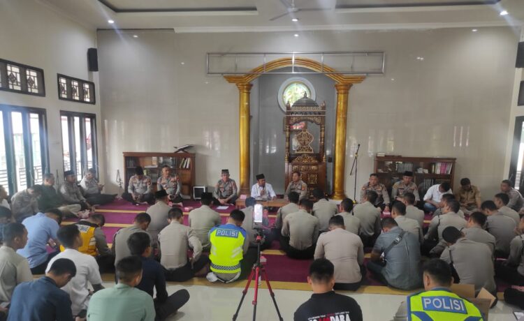 Personel Polres Pagaralam melaksanakan kegiatan pembinaan rohani dan mental (Binrohtal) di Masjid Al Hikma, Kamis (19/01/2023)