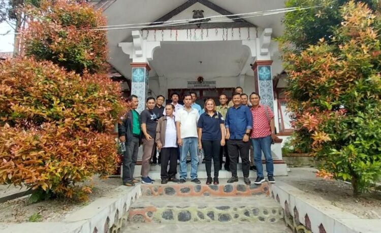 Kadisbudpar Kabupaten Samosir Tetty Naibaho berfoto bersama Panitia Pelaksana Ekspedisi Geopark Kaldera Toba Rangkaian Kegiatan HPN 2023 SMSI di Provinsi Sumut, di Parbaba Samosir, Jumat (20/01/2023)