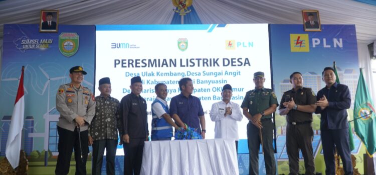 Gubernur Sumsel H Herman Deru didampingi Pj Bupati Muba Apriyadi Mahmud pada peresmian listrik desa di Kabupaten Musi Banyuasin