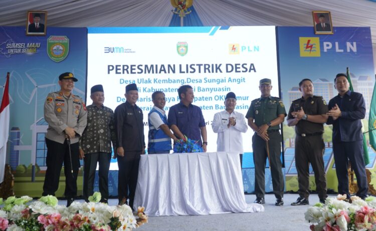 Gubernur Sumsel H Herman Deru didampingi Pj Bupati Muba Apriyadi Mahmud pada peresmian listrik desa di Kabupaten Musi Banyuasin