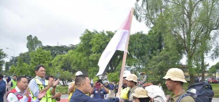 GM UPTE Venpri Sagara saat pelepasan Tim Bukit Asam Summit Trekking, Rabu (1/2/2023) di Halaman Kantor Besar PTBA Tanjung Enim