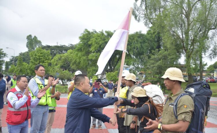 GM UPTE Venpri Sagara saat pelepasan Tim Bukit Asam Summit Trekking, Rabu (1/2/2023) di Halaman Kantor Besar PTBA Tanjung Enim