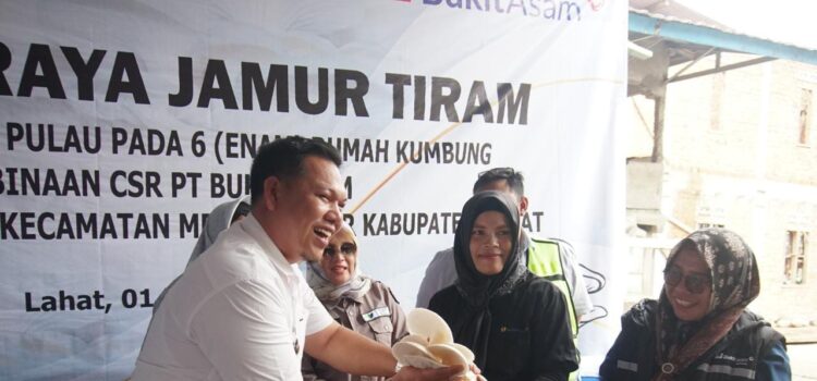 Bukit Asam Berdayakan Para Ibu Rumah Tangga Lewat Budidaya Jamur Tiram