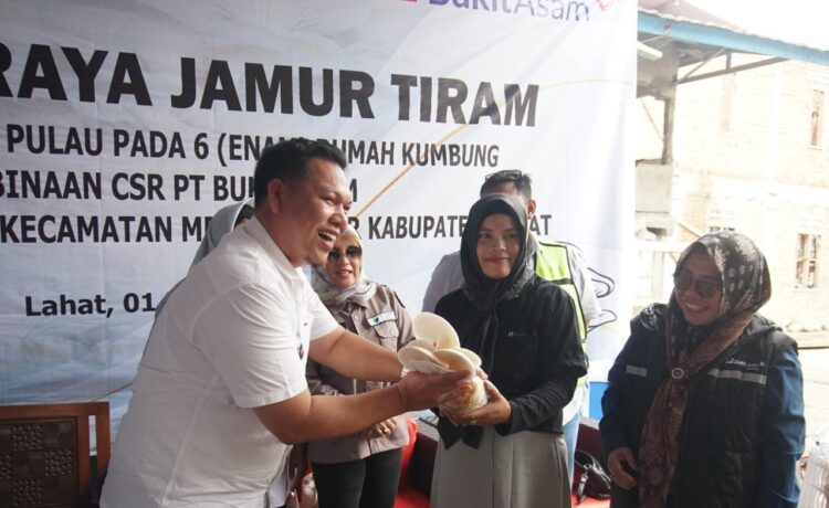 Bukit Asam Berdayakan Para Ibu Rumah Tangga Lewat Budidaya Jamur Tiram