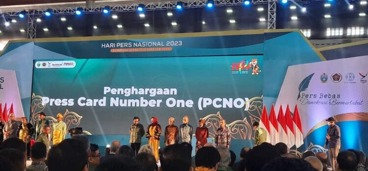 Penghargaan Press Card Number One (PCNO) pada puncak peringatan HPN 2023, Kamis (9/2/2023) di Medan, Sumatra Utara