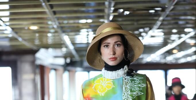 Batik Kujur khas Muara Enim dengan warna-warna cerah tampil di New York Indonesia Fashion Week yang diselenggarakan pada 11 Februari 2023 di Pier 36 Cruise Ship 299, South Street New York, Amerika Serikat (AS).