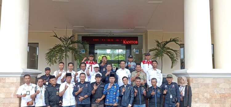 Sekda Kota Pagaralam berfoto bersama wartawan usai peringatan HPN 2023, Jumat (17/2/2023) di lapangan Kantor Wali Kota Pagar Alam