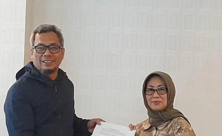 Ketua Dewan Pers, Dr Ninik Rahayu saat menyerahkan draft rancangan Perpres media berkelanjutan kepada Dirjen Informasi dan Komunikasi Publik (IKP) Kemenkominfo, Usman Kansong, di Jakarta, Jumat (17/2/2023)