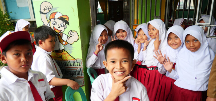 PT Bukit Asam Tbk (PTBA) bekerja sama dengan RS Bukit Asam Medika (RS BAM) menggelar kegiatan Eye Clinic Go to School