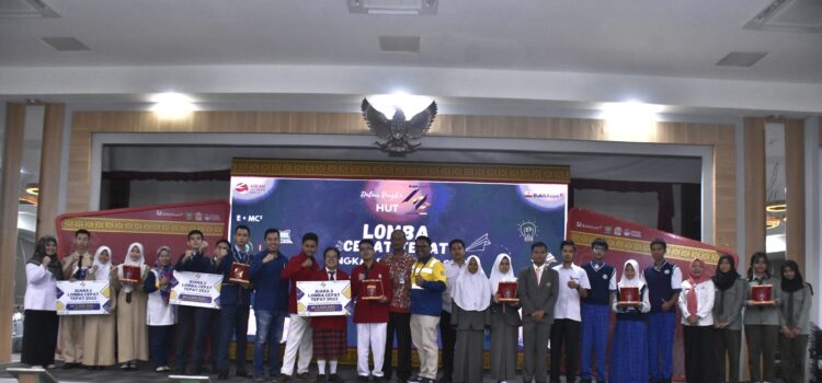 Para pemenang Lomba Cerdas Tepat Tingkat Pelajar dalam rangkaian HUT ke-42 PT Bukit Asam