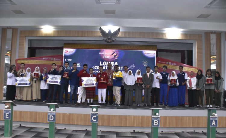 Para pemenang Lomba Cerdas Tepat Tingkat Pelajar dalam rangkaian HUT ke-42 PT Bukit Asam