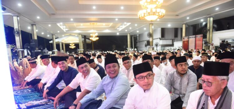 Gubernur Sumsel  dan Jajaran Sholat Tarawih Berjemaah  Perdana di Griya Agung