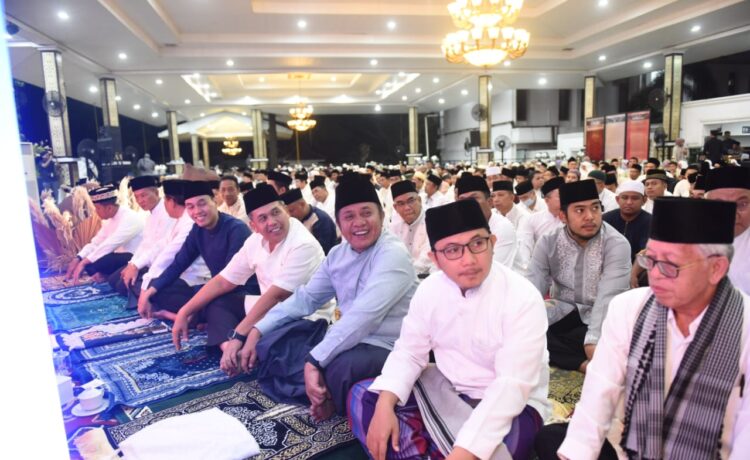 Gubernur Sumsel  dan Jajaran Sholat Tarawih Berjemaah  Perdana di Griya Agung