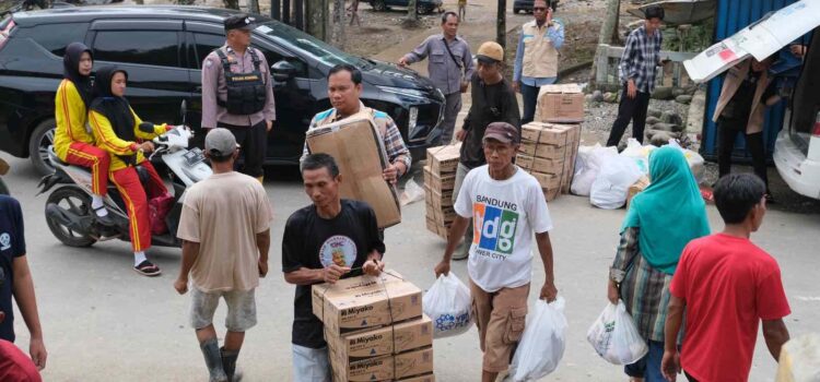 PLN UP3 Lahat bersama Yayasan Baitul Maal (YBM) PLN UID S2JB menyalurkan bantuan berupa sembako, pakaian, peralatan masak, material bangunan, dan obat - obatan kepada Korban yang terdampak Banjir Bandang.