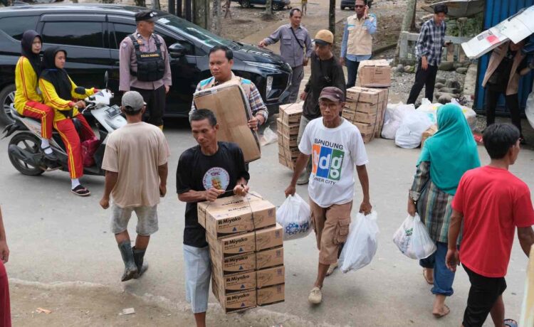 PLN UP3 Lahat bersama Yayasan Baitul Maal (YBM) PLN UID S2JB menyalurkan bantuan berupa sembako, pakaian, peralatan masak, material bangunan, dan obat - obatan kepada Korban yang terdampak Banjir Bandang.