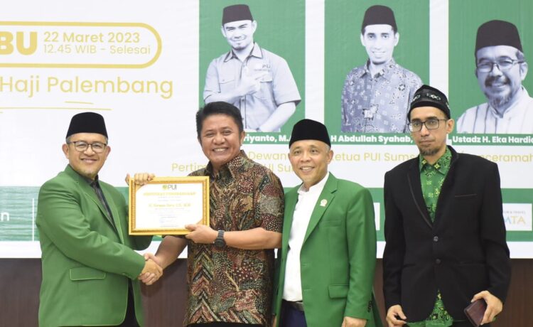 Gubernur Sumsel H Herman Deru diberi penghargaan berupa sertifikat Anugerah Tokoh Terbaik Sumsel Tahun 2022