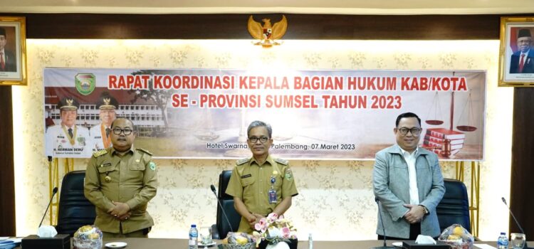 Sekda Provinsi Sumsel Ir SA Supriono ketika membuka Rapat Koordinasi Kepala Bagian Hukum Kabupaten dan Kota se-Provinsi Sumsel di Hotel Swarna Dwipa Palembang, Selasa (7/3)