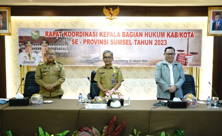 Sekda Provinsi Sumsel Ir SA Supriono ketika membuka Rapat Koordinasi Kepala Bagian Hukum Kabupaten dan Kota se-Provinsi Sumsel di Hotel Swarna Dwipa Palembang, Selasa (7/3)