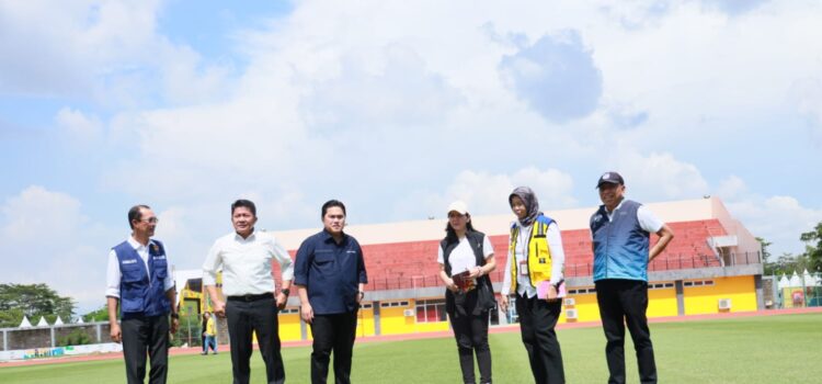 Ketua LOC yang juga Ketua Umum PSSI Erick Thohir saat mengecek Stadion Jakabaring Sport City (JSC) dalam rangka persiapan penyelenggaraan FIFA U-20 World Cup 2023, Sabtu (11/3)