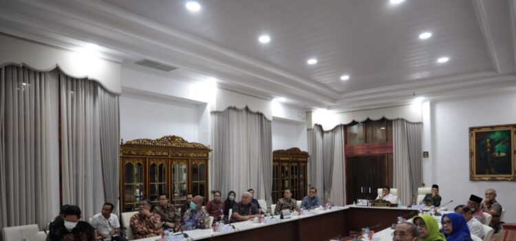 Gubernur Sumsel H Herman Deru memimpin paparan Rumah Sakit Islam Siti Khadijah Palembang terkait rencana pembangunan Gedung 8 Lantai RSI Siti Khadijah Palembang di Griya Agung Kamis (16/3) malam