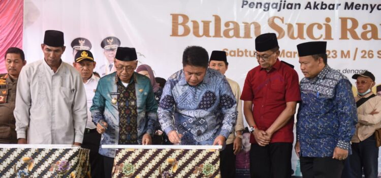 Gubernur Sumsel H Herman Deru saat kunjungan ke Pondok Pesantren Daru Ubaidil Akmal di Desa Songo Makmur Kecamatan Selat Penuguan Kabupaten Banyuasin