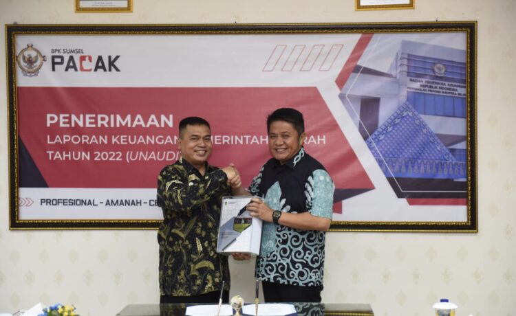 Gubernur Sumsel H Herman Deru menyerahkan laporan keuangan Pemerintah Provinsi Sumsel Tahun Anggaran 2022 kepada Kepala BPK RI Perwakilan Provinsi Sumsel