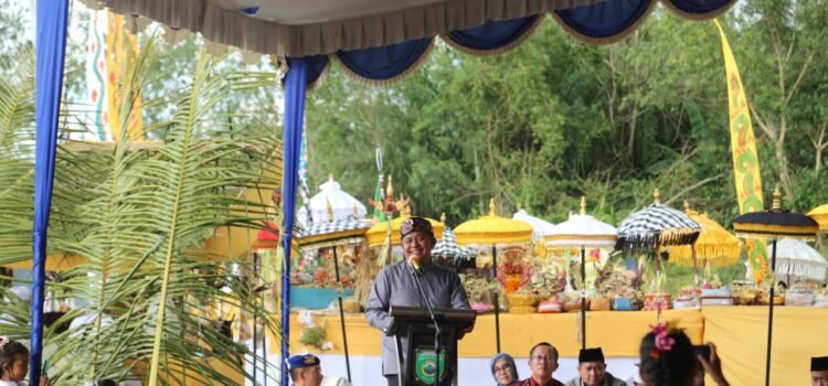 Gubernur Sumsel H Herman Deru pada acara Melasti Hari Raya Nyepi Tahun Baru Saka 1945 Tahun 2023 di Desa Tanjung Lago Banyuasin, Minggu (19/3)