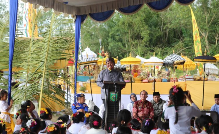 Gubernur Sumsel H Herman Deru pada acara Melasti Hari Raya Nyepi Tahun Baru Saka 1945 Tahun 2023 di Desa Tanjung Lago Banyuasin, Minggu (19/3)