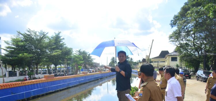 Gubernur Sumsel H. Herman Deru meninjau langsung progres pengerjaan proyek pengendalian banjir Sungai Lambidaro segmen hilir dan Sungai Sekanak segmen Ilir Barat Palembang Selasa (28/3