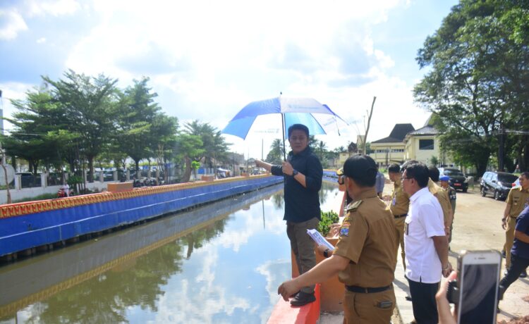 Gubernur Sumsel H. Herman Deru meninjau langsung progres pengerjaan proyek pengendalian banjir Sungai Lambidaro segmen hilir dan Sungai Sekanak segmen Ilir Barat Palembang Selasa (28/3