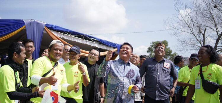 Gubernur Sumsel Herman Deru ketika membuka Lomba Layangan Aduan yang digelar oleh DPD (Persatuan Layangan Aduan Seluruh Indonesia) Perlasi Sumsel