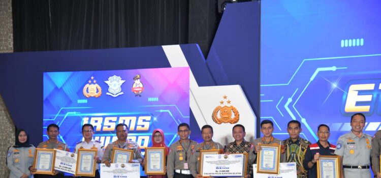 Kakorlantas Polri Irjen Firman Shantyabudi memberikan penghargaan ETLE Awards 2023 kepada Gubernur Provinsi Sumsel H Herman Deru diwakili Asisten III Administrasi dan Umum Pemprov Sumsel Kurniawan AP MSi