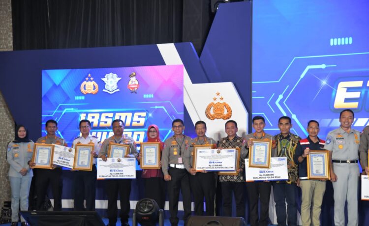 Kakorlantas Polri Irjen Firman Shantyabudi memberikan penghargaan ETLE Awards 2023 kepada Gubernur Provinsi Sumsel H Herman Deru diwakili Asisten III Administrasi dan Umum Pemprov Sumsel Kurniawan AP MSi