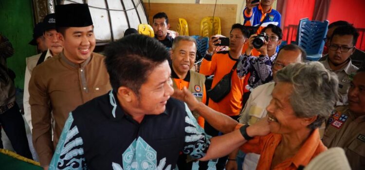 Gubernur Herman Deru, Jumat (10/3)   meninjau sejumlah titik pemukiman warga yang terdampak banjir di Kabupaten Muara Enim.