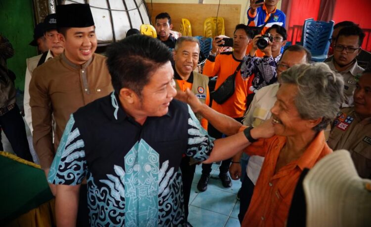 Gubernur Herman Deru, Jumat (10/3)   meninjau sejumlah titik pemukiman warga yang terdampak banjir di Kabupaten Muara Enim.
