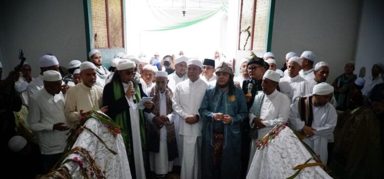 Gubernur Sumsel H HErman Deru saat menghadiri puncak acara Ziarah Kubra Ulama dan Auliya Palembang Darussalam 1444 H, Minggu (12/3)