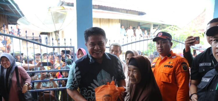 Gubernur Provinsi Sumsel Herman Deru meninjau langsung posko penanganan banjir yang berada di Desa Tanjung Raman Kecamatan Ujan Mas  Jumat (10/3) petang